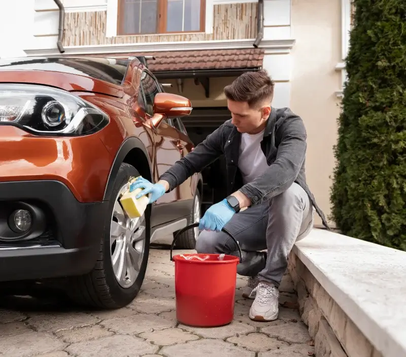 Lavage auto à domicile Le Fraysse : professionnel intervenant sur un véhicule